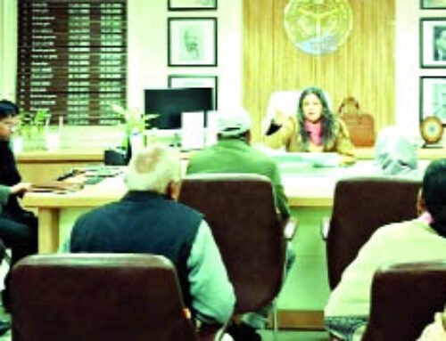 जनता दर्शन में डीएम ने सुनीं समस्याएं