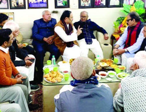 नरेन्द्र राठी के घर पहुंचे दिग्विजय सिंह