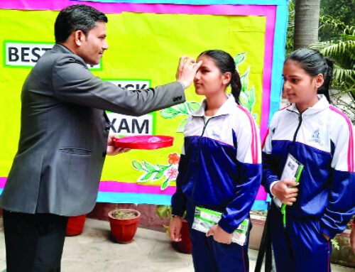 यूपी बोर्ड परीक्षा: तिलक लगाकर किया गया छात्रों का स्वागत