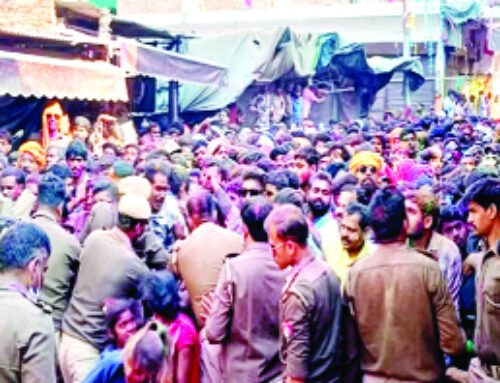 बरसाना की लठमार होली में बेकाबू हुई भीड़