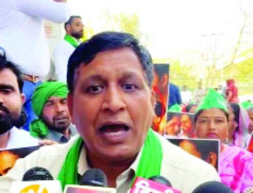 नोएडा में किसानों व पुलिस के बीच धक्का-मुक्की