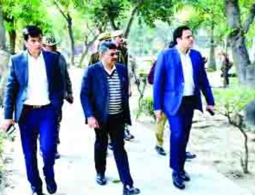 शहर के पार्कों का नगर आयुक्त ने किया औचक निरीक्षण