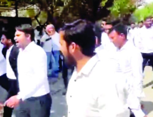 वकीलों का कार्य बहिष्कार, नोएडा कोर्ट से पुलिसकर्मियों को भगाया