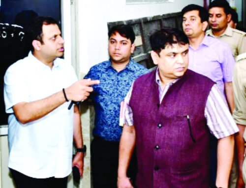 जन सूचना कार्यालय के दरवाजे पर ब्लैक फिल्म देख भडक़े नगर आयुक्त