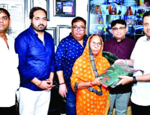 नगर आयुक्त ने चतुर्थ श्रेणी के 178 कर्मचारियों को दी वर्दी