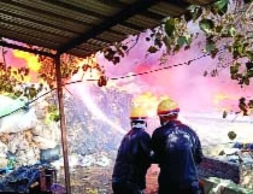 कबाड़ के गोदाम में लगी आग