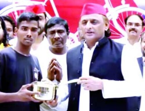 अखिलेश यादव ने चाय वाले को दिए पीतल के बर्तन