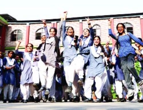 दुकानदार और सिक्योरिटी गार्ड के बेटों ने किया जिले में टॉप