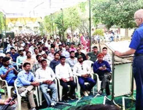 निजीकरण और उत्पीडऩ के विरोध में बिजली कर्मियों ने किया प्रदर्शन