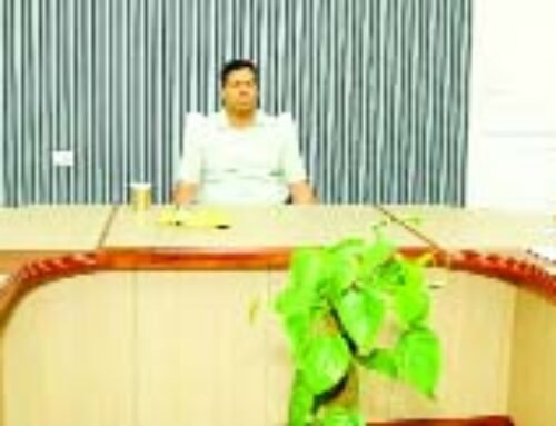 श्रमिकों को समय से वेतन भुगतान को लेकर डीएम रविन्द्र मांदड ने ली बैठक