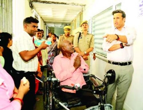 बेटी की अपील पर डीएम ने पिता को दी व्हील चेयर