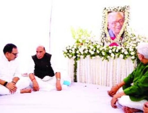 भाजपा के प्रदेश अध्यक्ष वीरेंद्र सचदेवा के घर पहुंचे राजनाथ सिंह, शोक संतप्त परिवार को दी सांत्वना