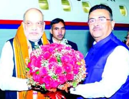 स्टेज पर दुर्गा प्रतिमा से झालमुड़ी तक