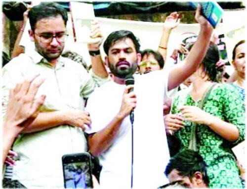 कॉकरोच जनता पार्टी का दिल्ली में प्रदर्शन, मंत्री का मांगा इस्तीफा