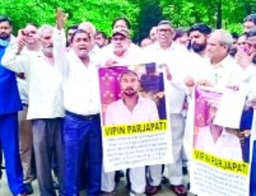 विपिन के हत्यारों की गिरफ्तारी की मांग को लेकर किया प्रदर्शन