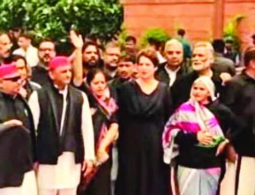 राहुल, प्रियंका के साथ काले कपड़ों में संसद पहुंचे विपक्षी सांसद