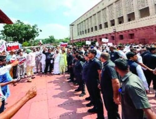 संसद में प्रदर्शन, सत्ता और विपक्ष आमने सामने