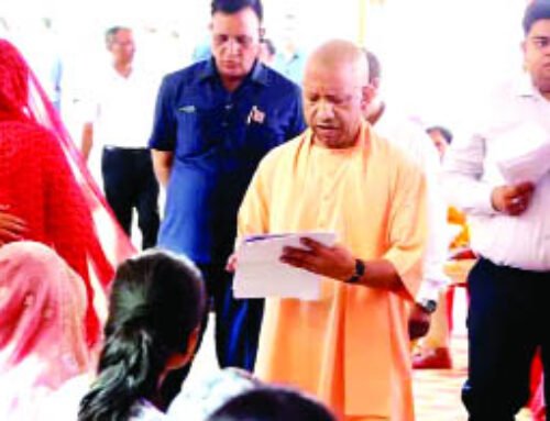 गोरखपुर में जनता दर्शन में सीएम ने सुनीं समस्याएं