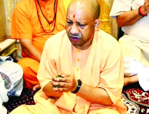 सावन के पहले दिन सीएम योगी ने किया बाबा विश्वनाथ का जलाभिषेक