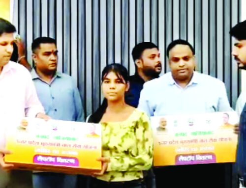 डीएम ने वितरित किए छात्रों को लैपटॉप