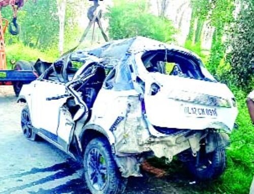 मेरठ में कार का फटा टायर खाई में गिरी, तीन की मौत