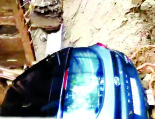 एनसीआर में बारिश से जिंदगी थमी, गड्ढे में गिरी कार, बालकनी ढही, जाम से जूझे लोग