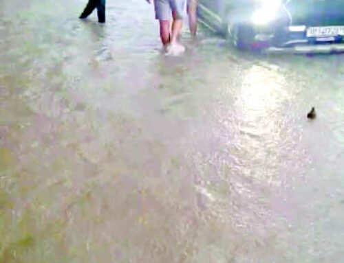 सडक़ों पर घुटनों तक पानी, गलियां भी लबालब