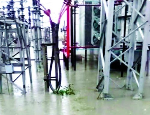 लगातार बारिश से भरा बिजली घरों में पानी, बिजली हुई गुल