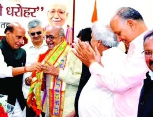खुद न पहनकर बलदेव राज शर्मा को पहना दी फूलों की माला