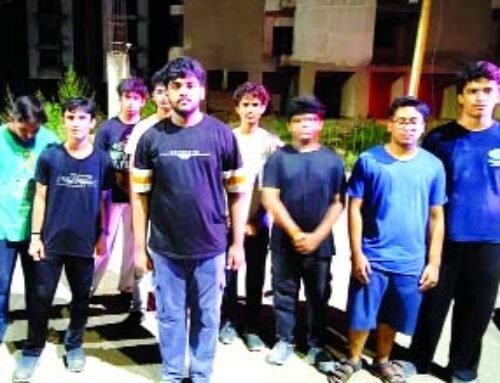 शरारती लडक़ों ने फेंके सोसाइटी के अंदर पत्थर