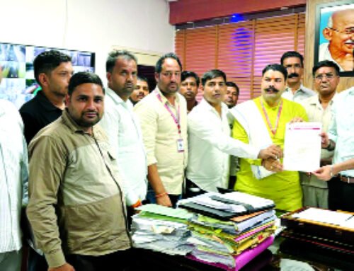 अगस्त क्रांति में यमुना प्राधिकरण पर किया प्रदर्शन