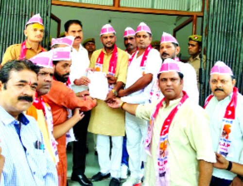 छात्रों को समान अवसर देने की मांग को लेकर किया प्रदर्शन