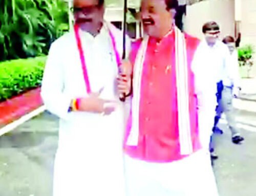 जब एक छाते के नीचे आए दोनों डिप्टी सीएम