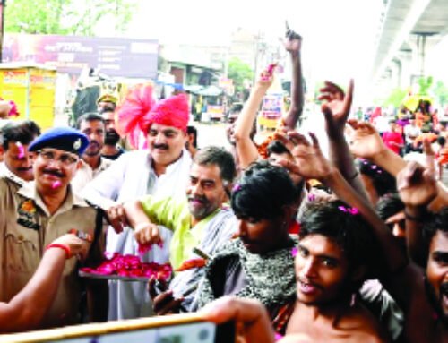 मुस्लिमों ने की कांवडिय़ों पर पुष्पवर्षा