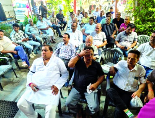 तीसरे दिन व्यापारियों ने काली पट्टी बांधकर किया प्रदर्शन