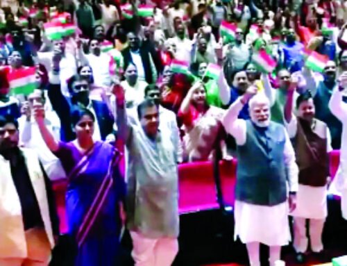 मंगल मिलन में मोदी ने एनडीए सांसदों के साथ लहराया तिरंगा