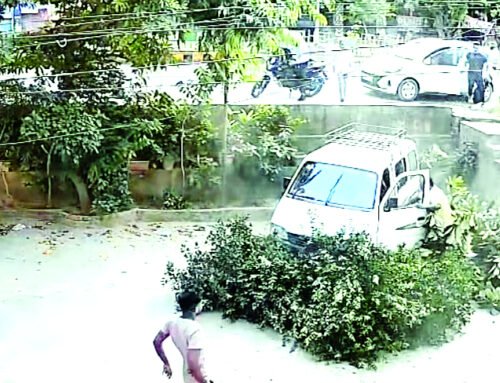 स्कूल वैन पलटी, बाल बाल बची बच्चों की जान