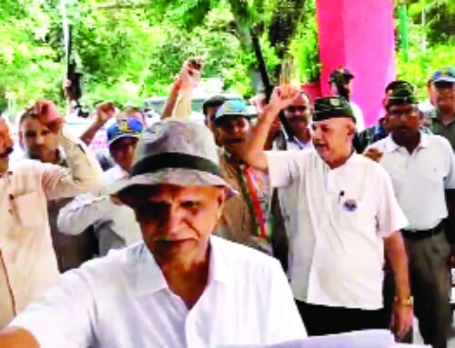 शस्त्र लेकर पूर्व सैनिकों का प्रदर्शन