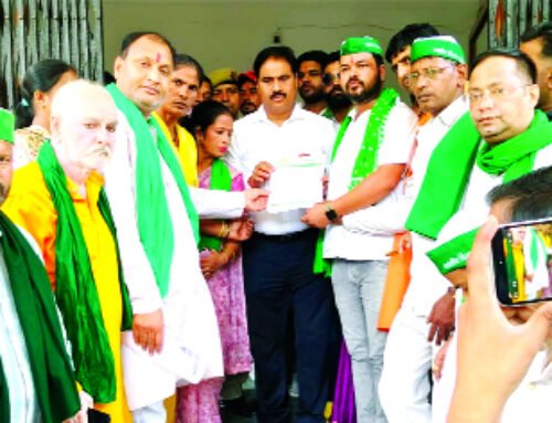 क्षतिग्रस्त सडक़ों को लेकर किसानों ने किया प्रदर्शन