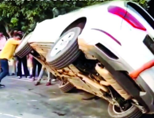 सडक़ हादसे में ऑडी कार पलटी