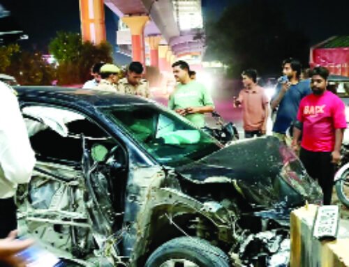 कई वाहनों को टक्कर मारकर डिवाइडर से टकराई कार