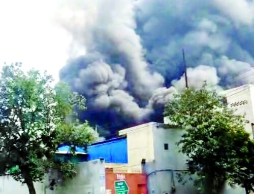 केमिकल फैक्टरी में लगी भीषण आग ऊंची लपटें और दूर तक धुएं का गुबार