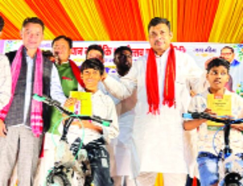 सपा ने मेधावी छात्रों को बांटीं साइकिलें