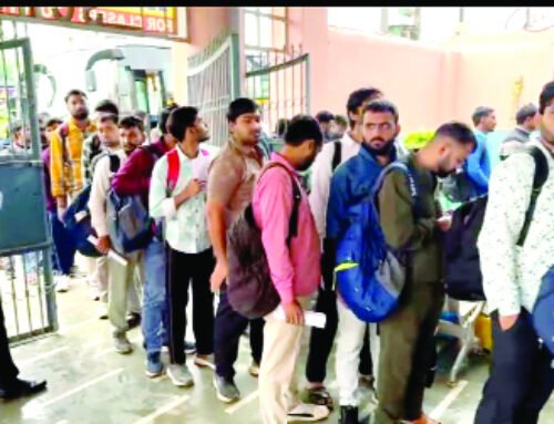 बारिश में भीगते परीक्षा केन्द्रों पर पहुंचे पीईटी अभ्यार्थी