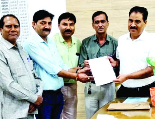 वेतनमान लागू किए जाने की मांग को लेकर शिक्षको ने दिया ज्ञापन